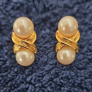Elegant Gold and Pearl Earrings